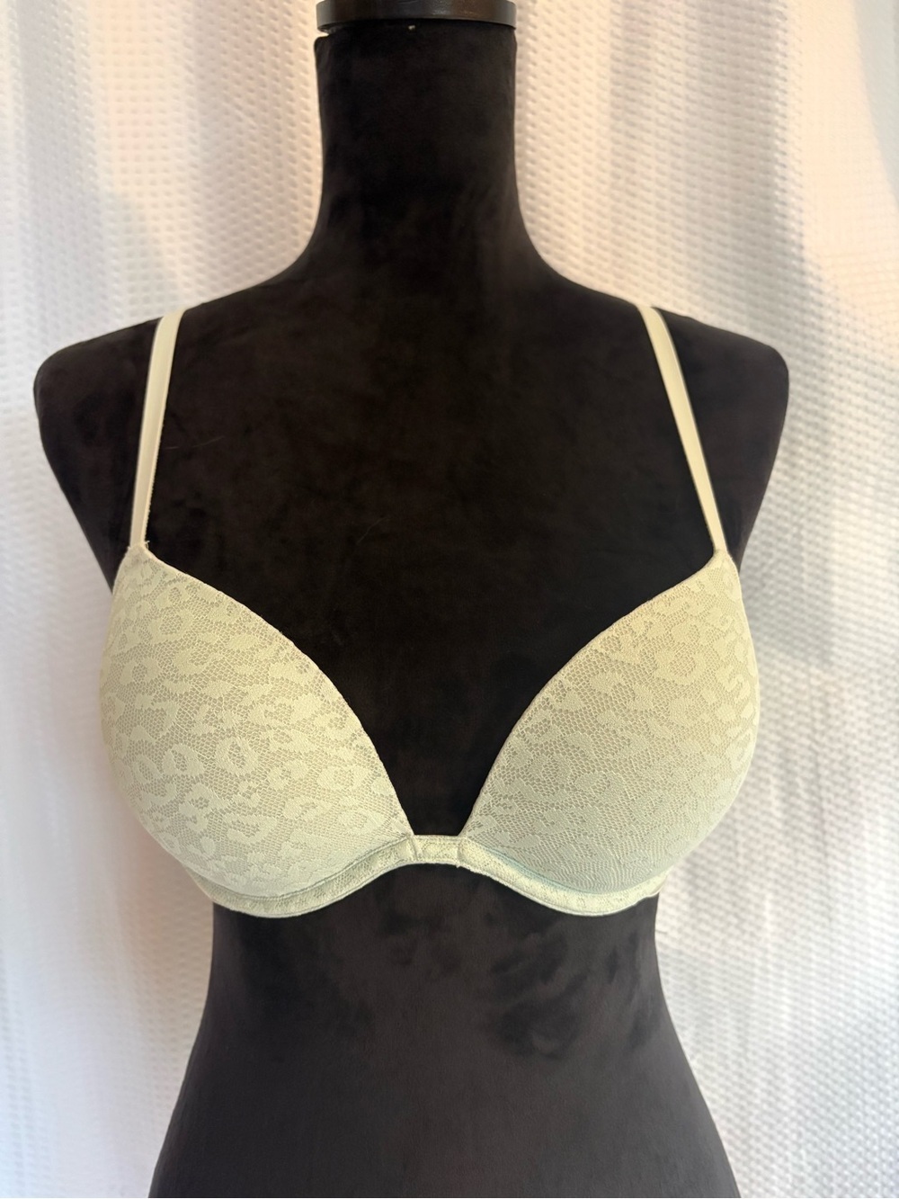 PINK Victoria’s Secret Mint Green Lace Wear Everywhere super push-up bra 34B
